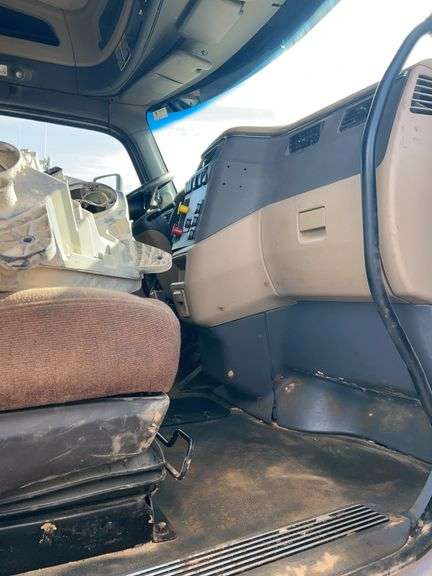 2015 Peterbilt 579 showing 500,775 mi, 26,318 hrs - doesn't run