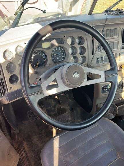 2007 Mack CHN613 showing 55,977 mi, 15,504 hrs- doesn't run