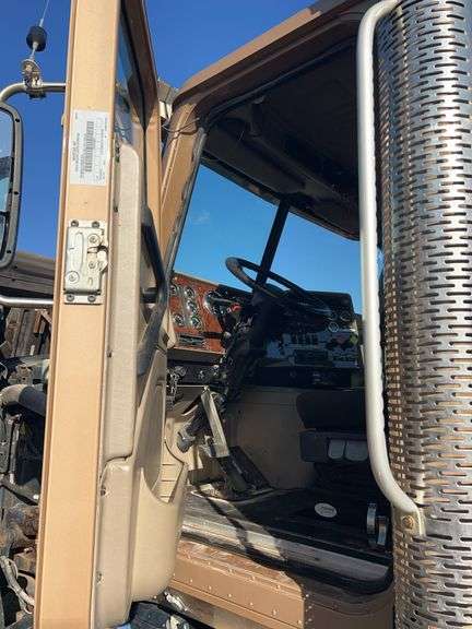 2015 International 9900 showing 218,605 mi, 6,078 hrs- runs