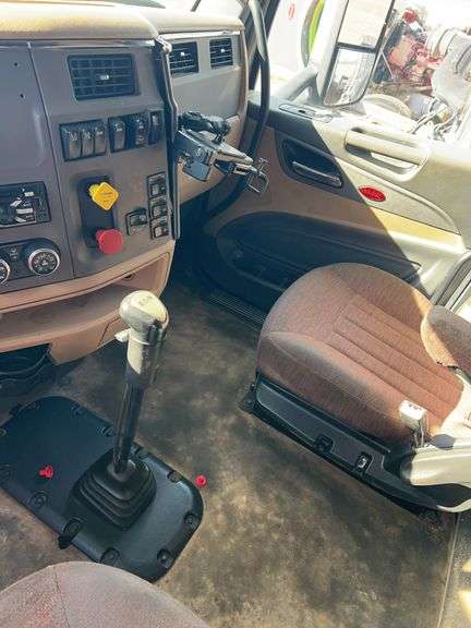 2015 Peterbilt 579 showing 416,100 mi, 22,250 hrs - runs