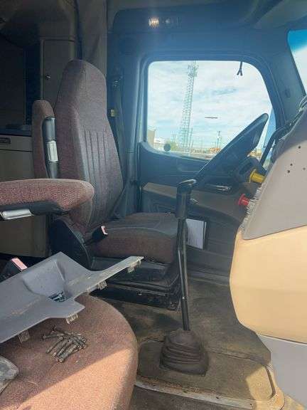 2015 Peterbilt 579 showing 465,411 mi, 24,008 hrs- runs