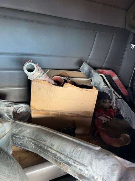 2014 Peterbilt 388 showing 425,273 mi, hrs unknown - doesn't run