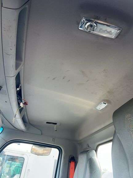 2018 Kenworth T880 showing 13,663 mi, 5,470 hrs - runs