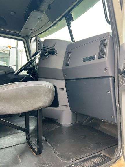 2014 Mack CXU613 showing 573,964 mi, 13,880 hrs - runs