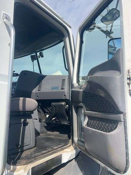 2013 Mack CXU613 showing 376,107 mi, 8,830 hrs - doesn’t run