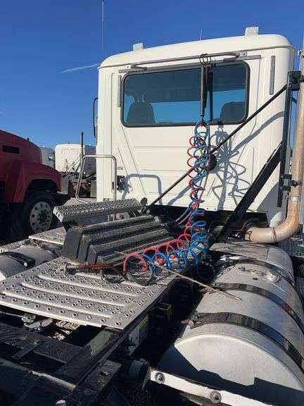 2011 Mack CXU613 showing 331,782 mi, 10,113 hrs- runs