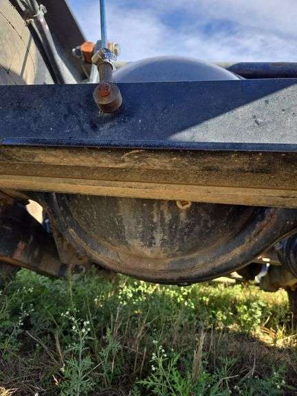 2015 Peterbilt 579 showing 465,411 mi, 24,008 hrs- runs