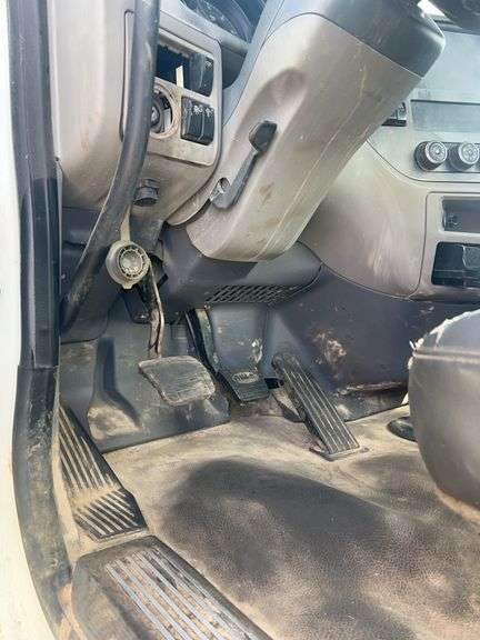 2015 Peterbilt 567 showing 31,476 mi, 7,804 hrs - runs