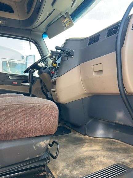 2015 Peterbilt 579 showing 416,100 mi, 22,250 hrs - runs