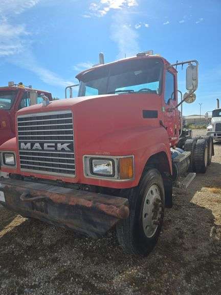 2007 Mack CHU613 showing 38,067 mi, 13,851 hrs- runs