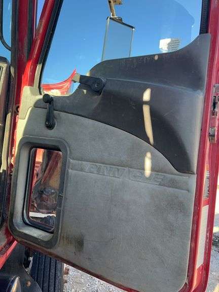 2008 Mack CHU613 showing 43,154 mi, 8,316 hrs- doesn't run