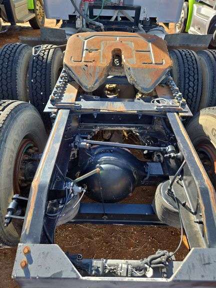 2015 Peterbilt 579 showing 424,747 mi, 22,986 hrs - runs