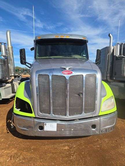 2015 Peterbilt 579 showing 500,775 mi, 26,318 hrs - doesn't run