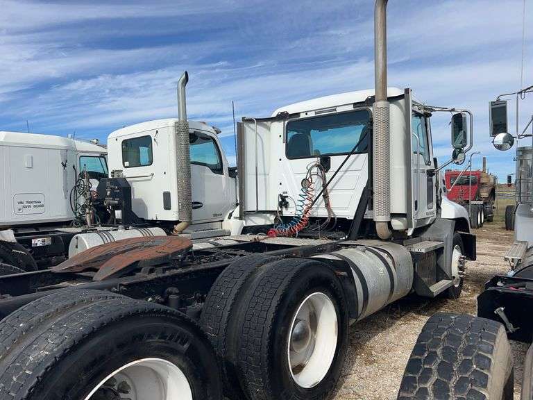 2012 Mack CXU613 showing 701,487 mi, 15,325 hrs - runs