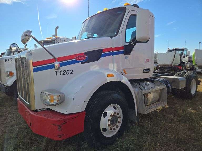 2015 Peterbilt 567 showing 31,476 mi, 7,804 hrs - runs