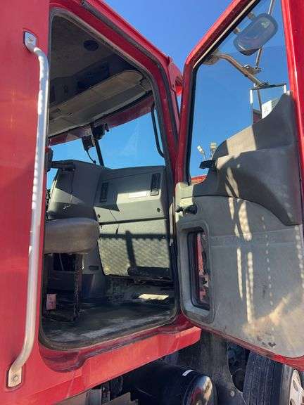 2012 Mack CHU613 showing 32,990 mi, 11,434 hrs- runs