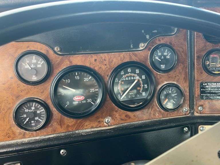 2002 Peterbilt Winch Truck 379 showing 6,294mi, hrs unkown- runs