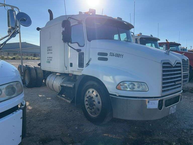 2008 Mack CXU613 showing 529,582 mi, 12,274 hrs- runs