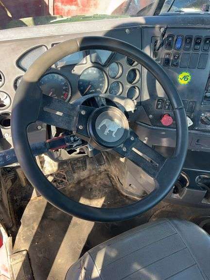 2008 Mack CHU613 showing 43,154 mi, 8,316 hrs- doesn't run