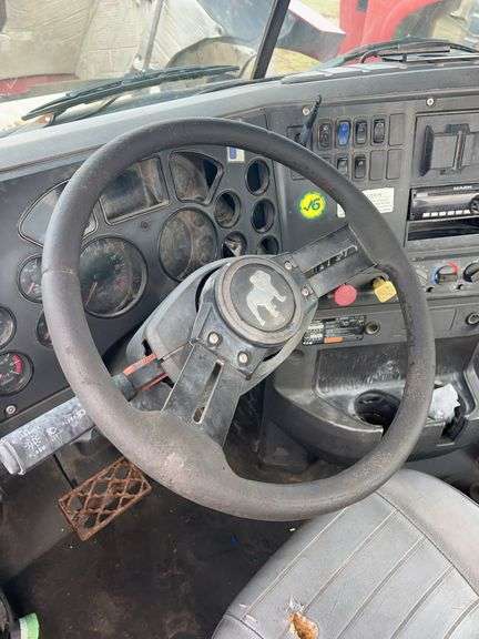 2008 Mack CHU613 showing 42,924 mi, 9,374 hrs- runs