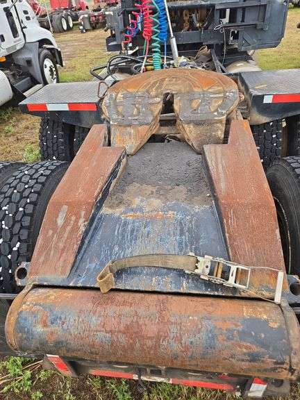 2002 Peterbilt Winch Truck 379 showing 6,294mi, hrs unkown- runs