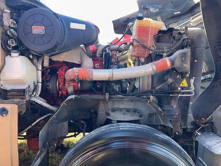 2015 International 9900 showing 218,605 mi, 6,078 hrs- runs