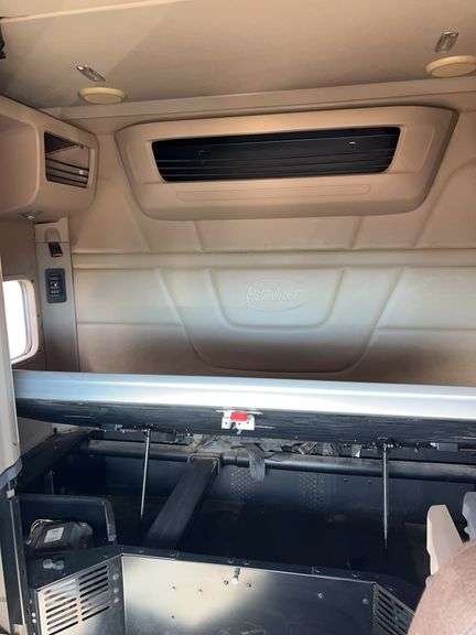 2015 Peterbilt 579 showing 416,100 mi, 22,250 hrs - runs