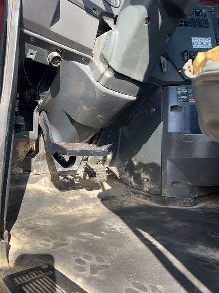 2008 Mack CHU613 showing 61,140 mi, 9,011 hrs- runs