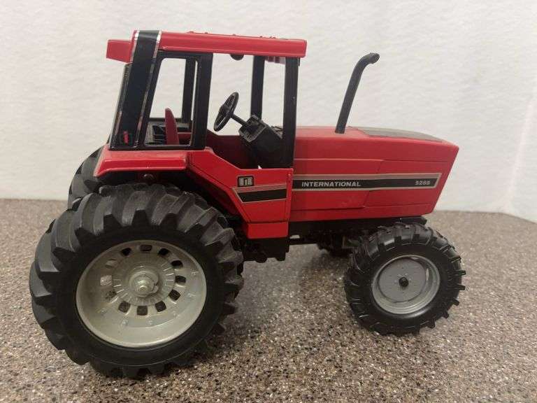 International 5288 4 WD Tractor (1/16 Scale )