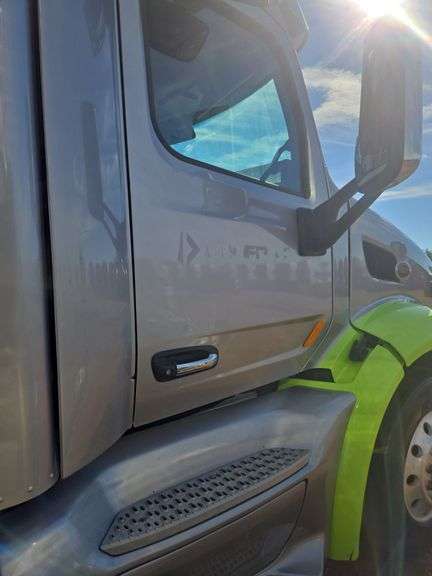 2015 Peterbilt 579 showing 416,100 mi, 22,250 hrs - runs