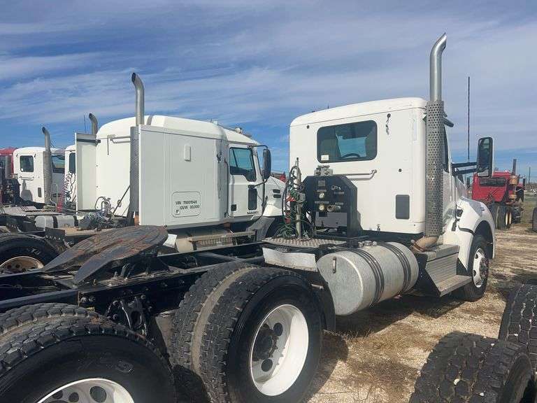 2018 Kenworth T880 showing 13,663 mi, 5,470 hrs - runs