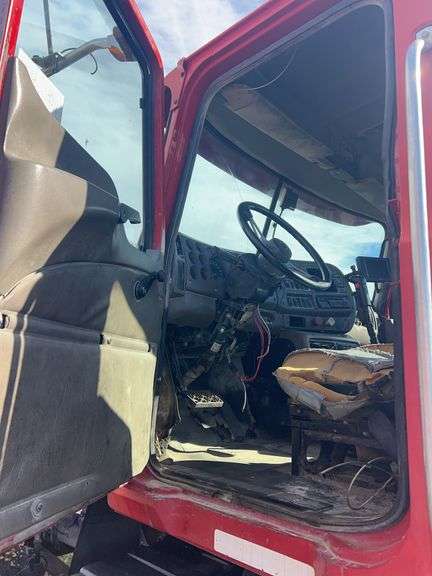 2007 Mack CHN613 showing 57,568 mi, 15,558 hrs - runs