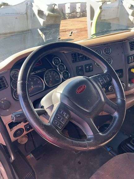 2015 Peterbilt 579 showing 453,390 mi, 22,671 hrs - runs