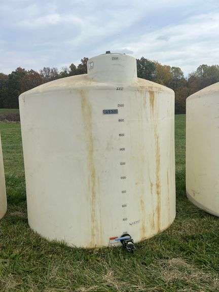 2,550 GALLON POLY TANK