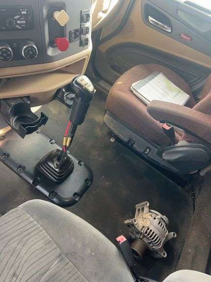 2015 Peterbilt 579 507,402 mi, hrs unknown- doesn't run