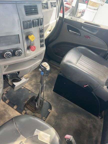 2015 Peterbilt 567 showing 31,476 mi, 7,804 hrs - runs