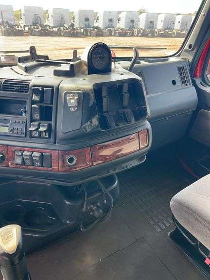 2003 Volvo showing 862,463 & 82,463 mi, 3,909 hrs - doesn't run