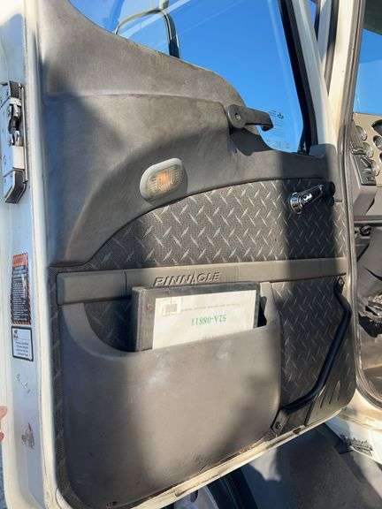 2008 Mack CXU613 showing 529,582 mi, 12,274 hrs- runs