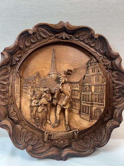 PIED PIPER OF HAMELIN CARVED FIGURINE AND PLATE.  GERMAN ORIGIN