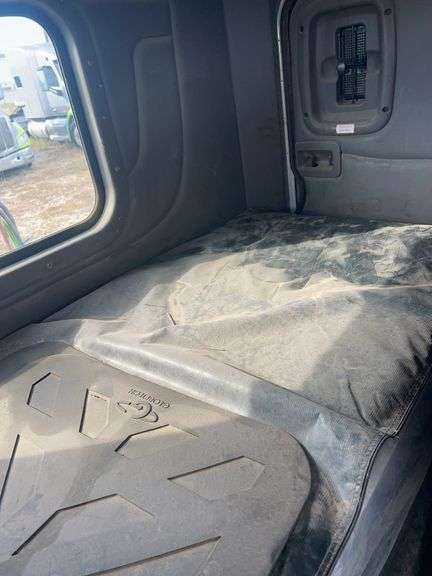 2013 Peterbilt 367 showing 63,847 mi, 9,758 hrs -