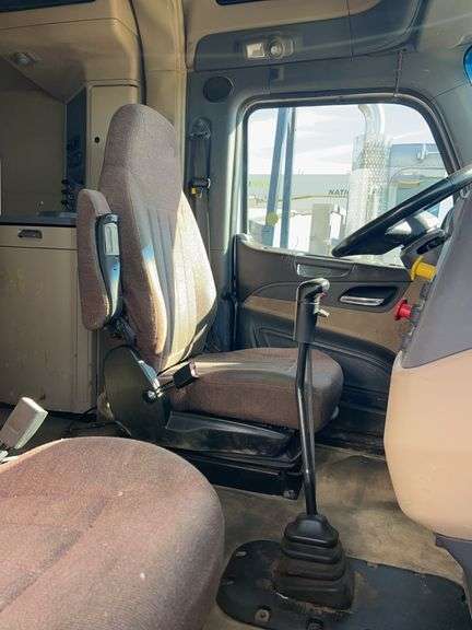 2015 Peterbilt 579 showing 424,747 mi, 22,986 hrs - runs
