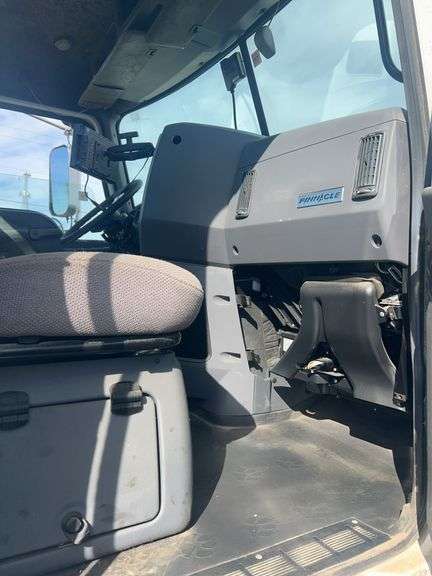 2013 Mack CXU613 showing 376,107 mi, 8,830 hrs - doesn’t run