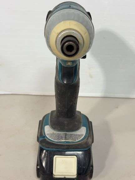 (2) Makita drills w/ battery charger - works