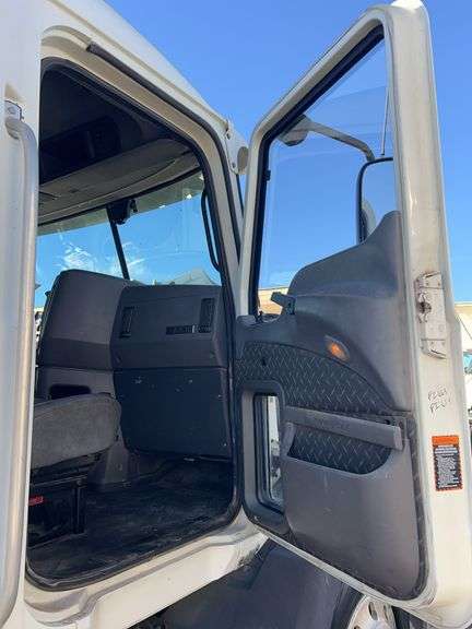 2008 Mack CXU613 showing 529,582 mi, 12,274 hrs- runs