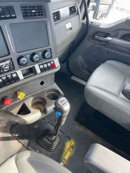 2018 Kenworth T880 showing 13,663 mi, 5,470 hrs - runs