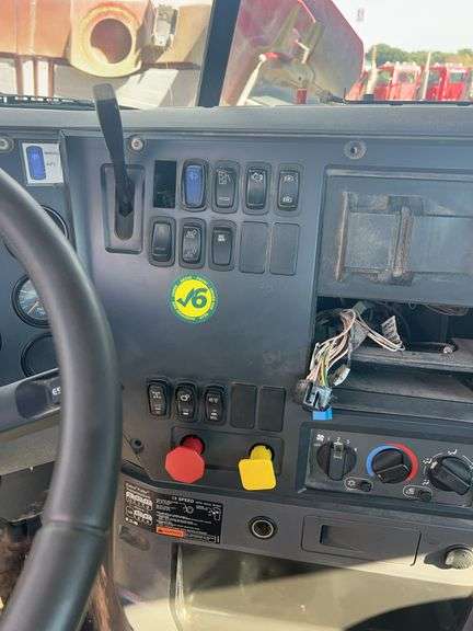 2015 Mack CHU613 showing 43,870 mi, 6,916 hrs - runs