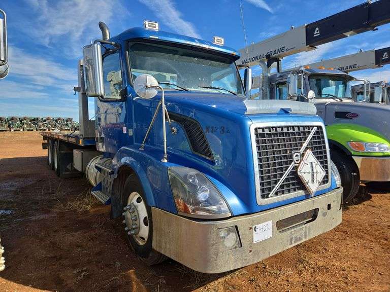 2010 Volvo VN showing 175,079 mi, hrs unknown - doesn't run