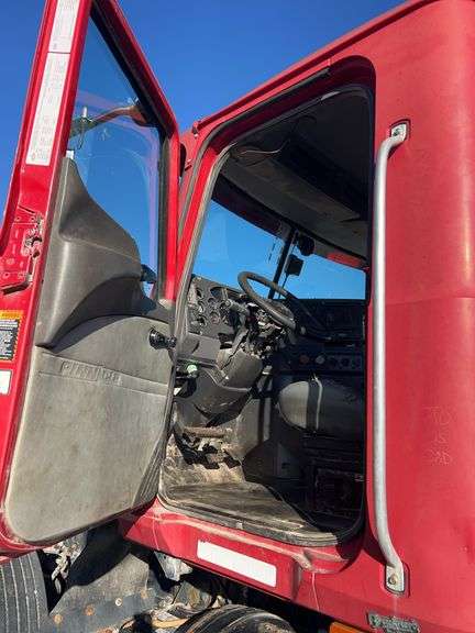 2008 Mack CHU613 showing 43,154 mi, 8,316 hrs- doesn't run