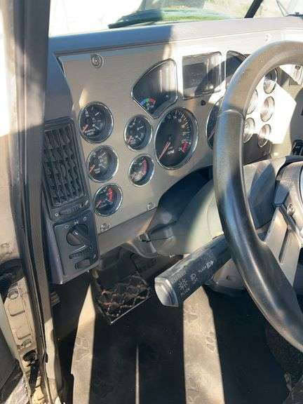 2008 Mack CXU613 showing 529,582 mi, 12,274 hrs- runs