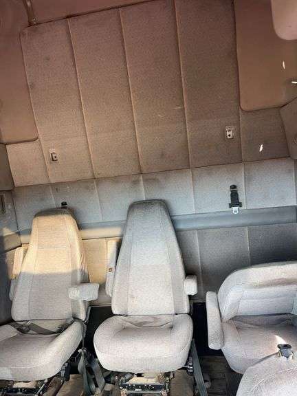 2003 Volvo showing 862,463 & 82,463 mi, 3,909 hrs - doesn't run